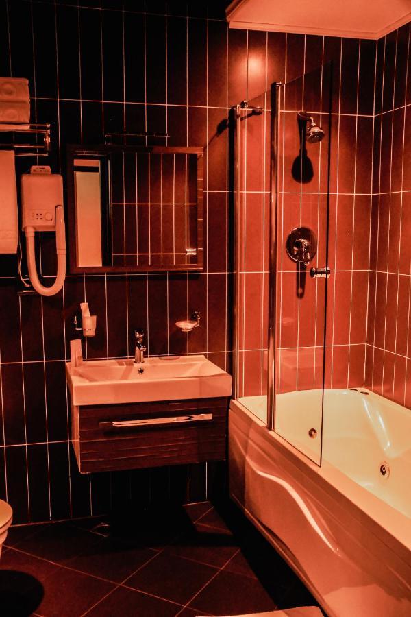 Iron Hotel Hokmeli Luaran gambar